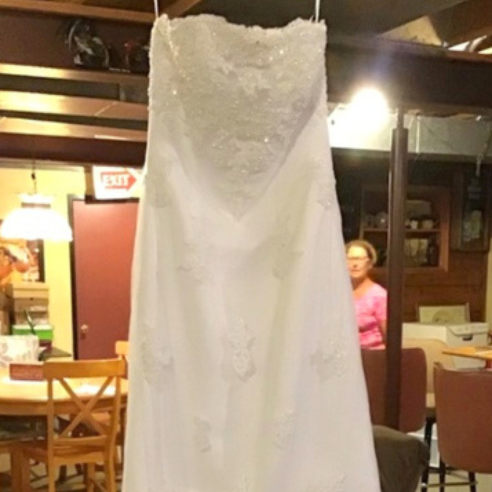 Make Offer DAVID’S BRIDAL - strapless wedding gown sz 8  White
